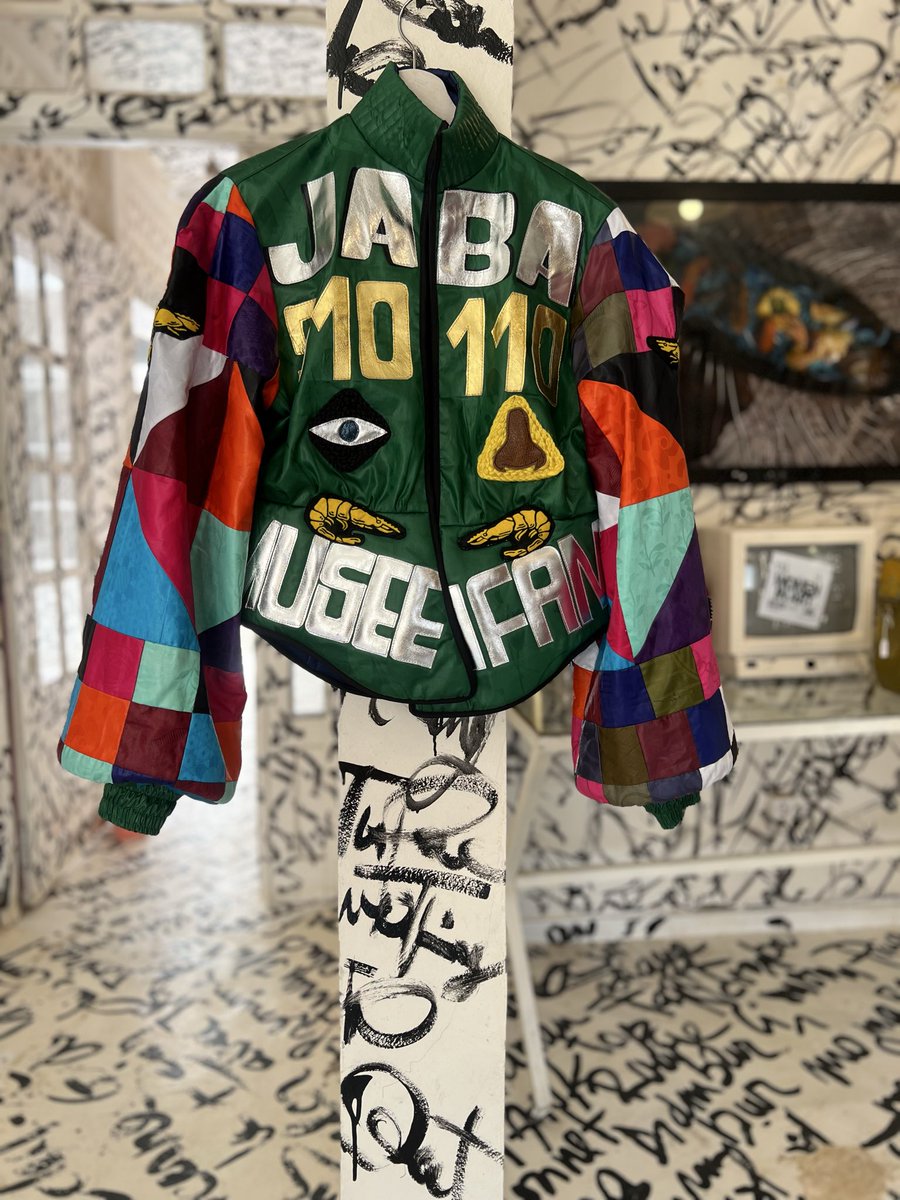 Our JABA jacket now exists in both worlds ai generated on model by Hussein Dembel Sow ✨🦐

Showroom : sacré cœur 3 near école BEM

#sellyrabykane #ai #madeinsenegal #designerwear #immersiveworlds