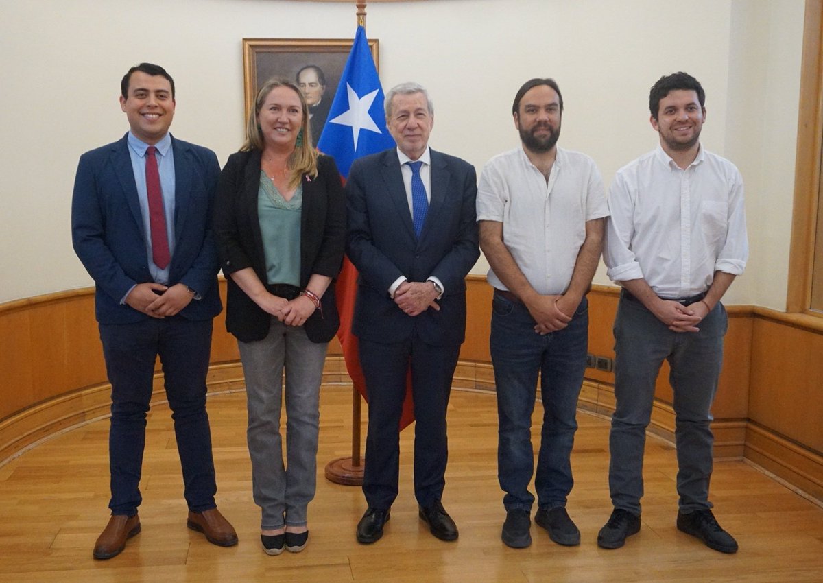 🌎 Alcaldes de la ACHM se reunieron con el ministro de Relaciones Exteriores, Alberto van Klaveren, para entregar el compromiso “Rumbo a la COP30”, firmado por más de 100 municipios, y también coordinar su rol en la #COP30 de Brasil.