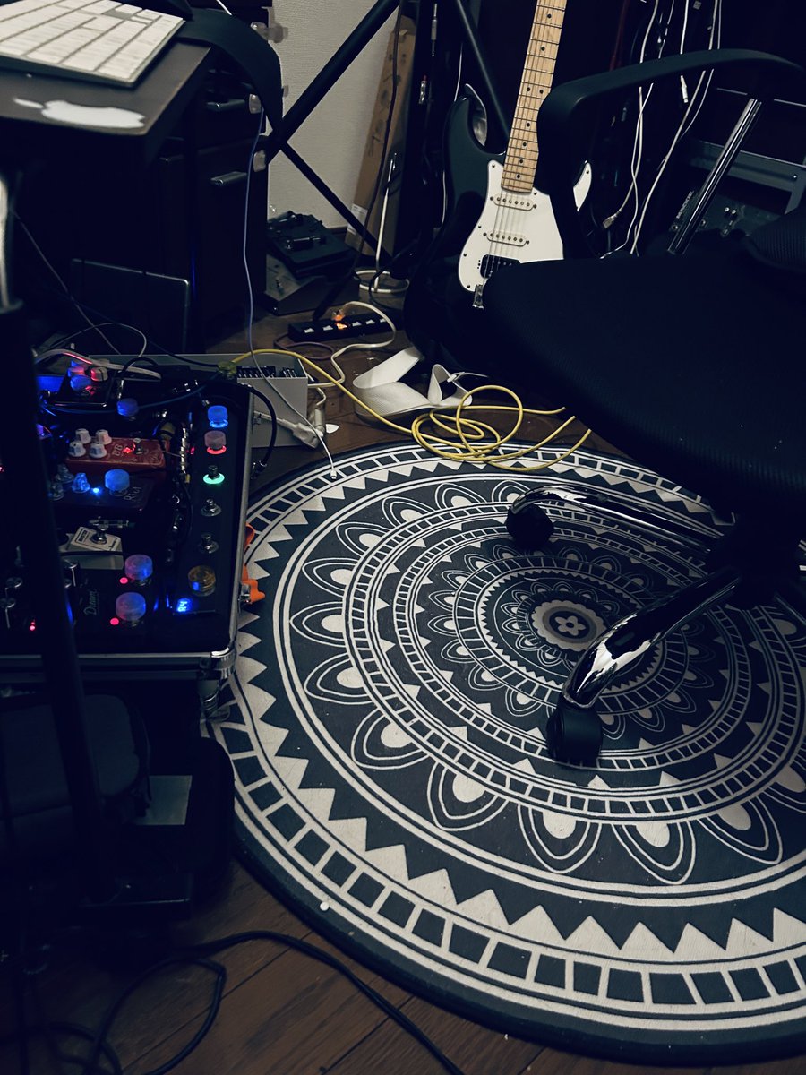 SKAY0917's tweet photo. 真夜中にギター弾く。
#DTM #ストラト https://t.co/HTP99z9VDF
