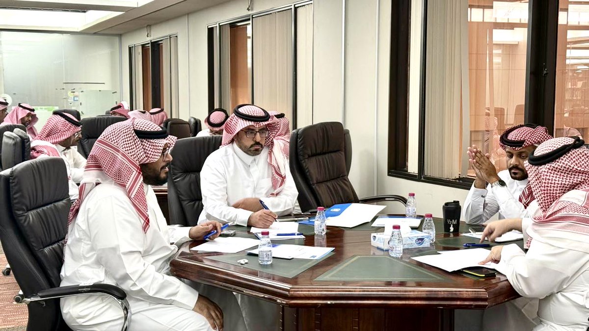 أقامت وكالة عمادة شؤون المكتبات للتطوير والجودة صباح اليوم ورشة عمل لقيادات العمادة بعنوان : " تحديد مؤشرات قياس اداء مبادرات ومشاريع العمادة " وذلك بحضور سعادة المشرف العام على العمادة د. حسين الهمامي وسعادة وكيلة العمادة للتطوير والجودة د. سجا الدرع