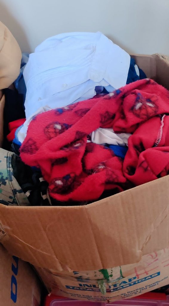 PaolaSmith2812's tweet image. Quizá podamos alegrar a un pequeño valiente que hoy enfrenta su lucha solo con su mamita heroína 🥺 🎗 (papá decidió bajarse de la camioneta) necesita una cajonera para ordenar su ropita🙌🏽 $60 🙌🏽🎗♥️ únete a la obra #ManosSolidarias 🙌🏽♥️ #soylavoluntariaintensa 🙋🏽‍♀️🙌🏽🎗 #RT