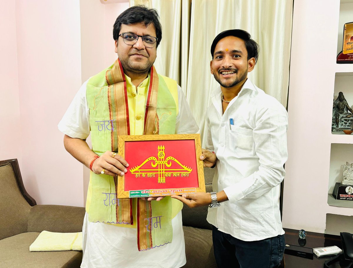 Arungupta005's tweet photo. हरदोई स्थित बैटगंज आवास पर आज माननीय मंत्री श्री @nitinagarwal_n भैया से स्नेहिल भेंट मुलाकात !! https://t.co/ELQk0Y2l8J