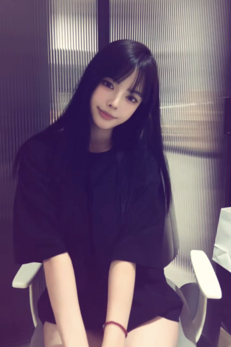 vvxiaoyu8888's tweet photo. 忙了一天，刷到了 @MSX_CN 研究院对最新财报的解读，最近市场情绪开始分化，多空争论不休，同时美股也是。 所以看Q3公司的财报就是最好的数据分析。

1.奈飞（Netflix）

Q3盈利被打压，虽然订阅数依然增长，但成本上升带来的压力正在吞噬利润。内容投入高、广告业务爬坡慢、会员增长见顶——这些问题都在告诉市场，流媒体的故事正在从“增长神话”走向“盈利考验”。资本不再为故事买单，市场更在意现金流和利润质量。

https://t.co/mYJaDH6FBv 航天航空（GE Aerospace）

表现稳中向上。订单与现金流都很健康，民航恢复叠加国防需求，业务结构的聚焦正在释放效率。拆分后的GE更像一个纯粹的航空科技公司，属于那种稳扎稳打的基本面型成长股。工业巨头的复兴故事，正在重新被市场定价。

3.洛克希德·马丁（Lockheed Martin）

在全球防务开支上行的背景下，这家公司是最直接的受益者之一。盟国补库、长期订单、现金流可见——这些关键词几乎写在了它的财报里。防务股节奏慢，但确定性强，尤其在周期不稳的时候，它们往往最能撑住市场的底线。

整体来看，Q3财报的信号很清晰：

1.成长故事降温。
2.现金流成为核心。
3.确定性正在重新被定价。

增长正在回归现实，估值逻辑也在重新洗牌。

Q4阶段，谁能持续带来真实的盈利，谁就能赢得耐心。