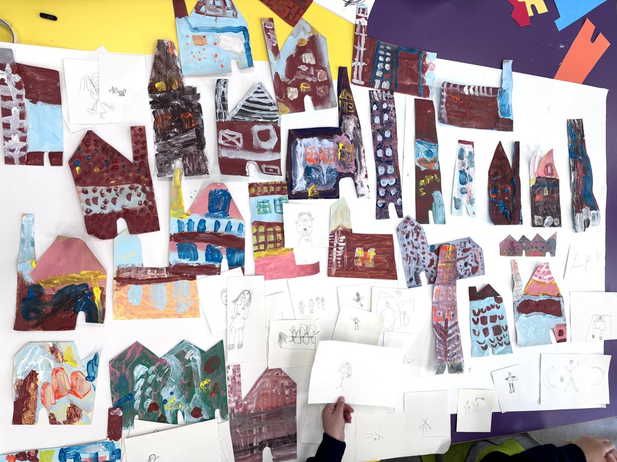 Spot the chimney! Today has been awesome creating painterly effects on mill buildings, houses and factories <a href="/The_Lowry/">Lowry</a> Year 2 classes have done a great job experimenting with paint and sketching in the gallery ❤️
