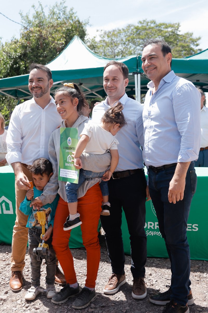 Qué lindo ver crecer a #Goya 💙
Hoy celebramos la renovación de la Escuela Especial John F. Kennedy, nuevas familias con su casa propia 🏠 y 12 cuadras más de pavimento en la Av. Sarmiento 🚧
¡Seguimos construyendo futuro juntos! 🚀