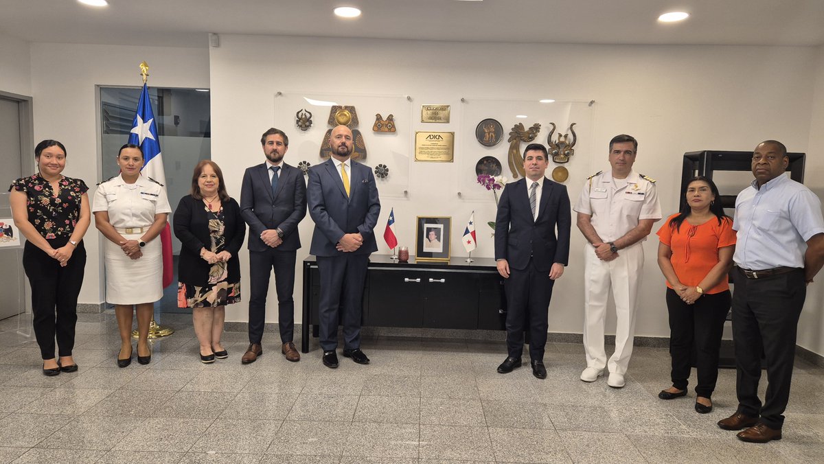 En colaboración con #ADICA se realizó la ceremonia por el 40° aniversario del atentado que cobró la vida del PS Raimundo Barros, quien entonces se desempeñaba como diplomático en esta Misión.  
Se instaló una placa conmemorativa, la que quedará en esta Embajada, en su honor.