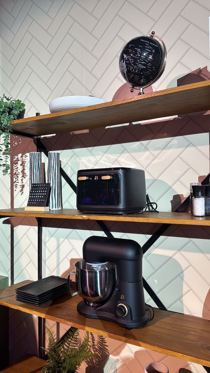 Phindile_Rsa's tweet image. We asked for elegance and @Makro_SA delivered it straight to the kitchen 💅🏽
It’s giving luxury, it’s giving simplicity, it’s giving beautiful!
#beautifulbydrew