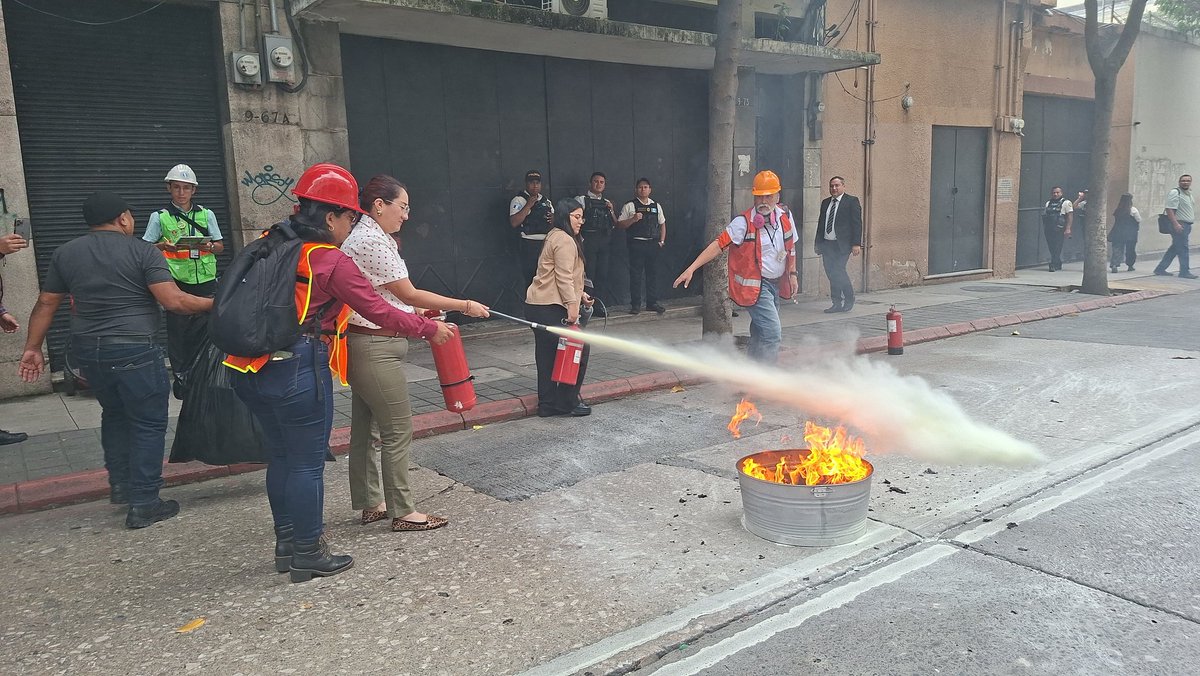 Brigadistas de la dirección de reducción de riesgos del <a href="/CongresoGuate/">Congreso Guatemala</a> realizaron un simulacro con trabajadores para la prevención de desastres ante un sismo e incendio. Durante la actividad,  la 8va av. Frente a casa larrazabal permaneció cerrada. #prevencion #congresogt #sismo