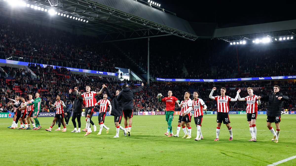🤯🙌 S06E09: 'PSV was zo on-ge-lofelijk goed tegen Napoli!'

🤣 'Wij doen voortaan ook ons shirt uit'
🧩 Fascinerende puzzel van Bosz
👉 'PSV is torenhoog favoriet tegen Feyenoord'
📞 <a href="/Mkrabby/">Martijn Krabbendam</a> geeft update uit Rotterdamse kamp

🎧⬇️
open.spotify.com/episode/10766A…
podcasts.apple.com/nl/podcast/s06…