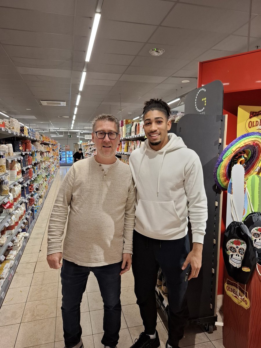 Un gros et Nathan Saliba au delhaize de Waterloo.....