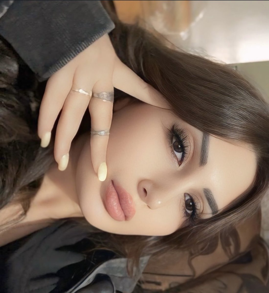 للمساء بعيون المخاليق نظرات
وانا مسائي في عيونه قصايد..
