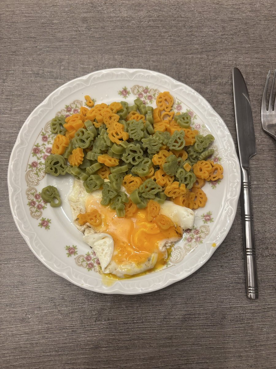 bon app (pâtes aux légumes en forme d’animaux oui oui oui😋😋)