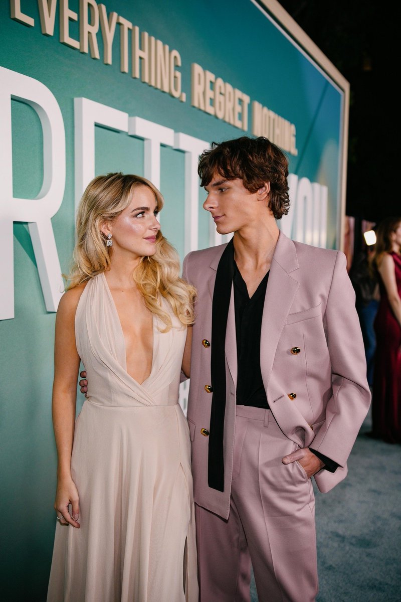 ParamountQuebec's tweet image. Le regard que s'échangent Clara et Miller... Tout est dit! 😭💕 À vos billets maintenant pour voir #RegrettingYouMovie vendredi au cinéma! regrettingyoumovie.com