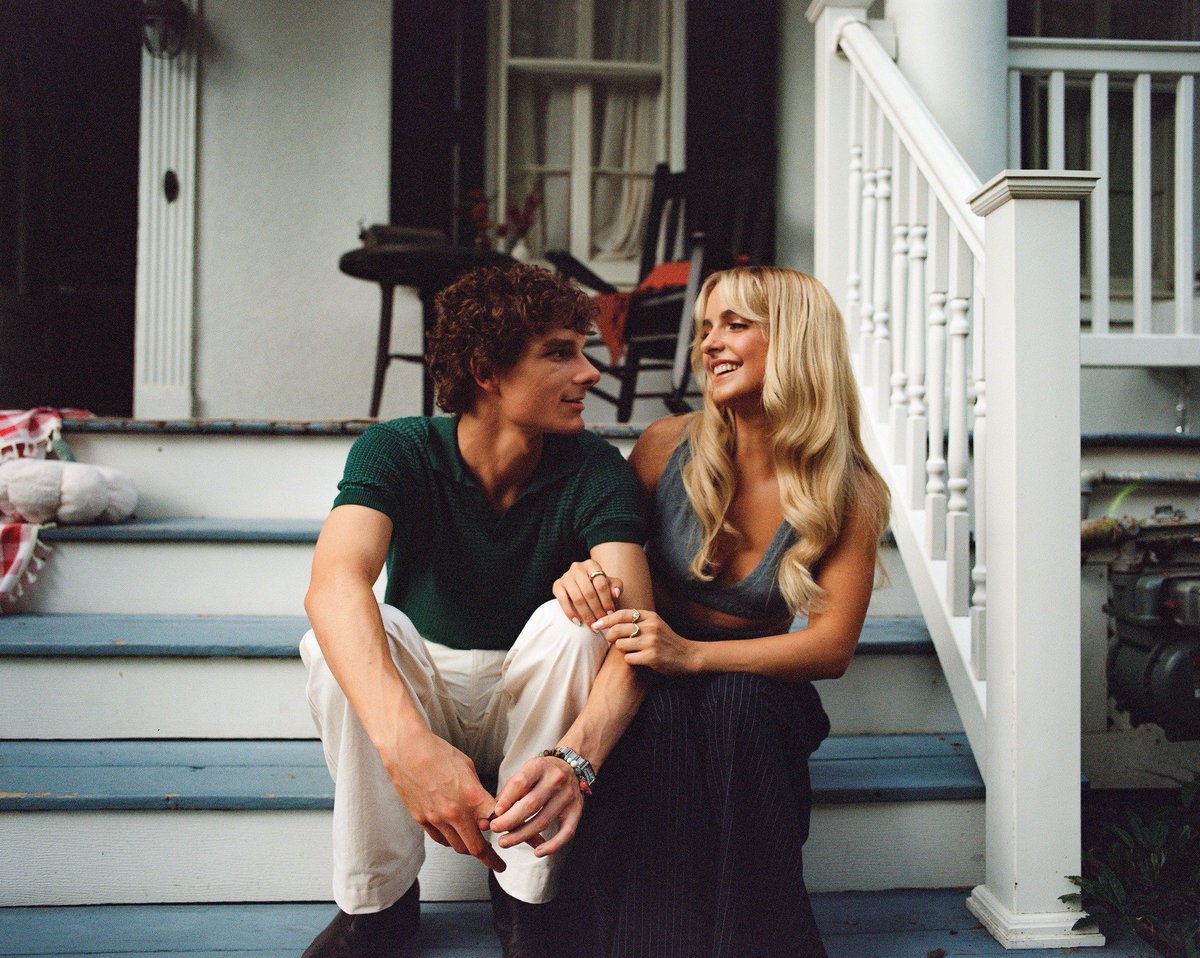 ParamountQuebec's tweet image. Le regard que s'échangent Clara et Miller... Tout est dit! 😭💕 À vos billets maintenant pour voir #RegrettingYouMovie vendredi au cinéma! regrettingyoumovie.com