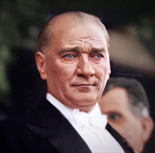 “Dünyada öldükten sonra ülkesini yöneten yek lider Mustafa Kemal Atatürk'tür..”

- Fidel Castro