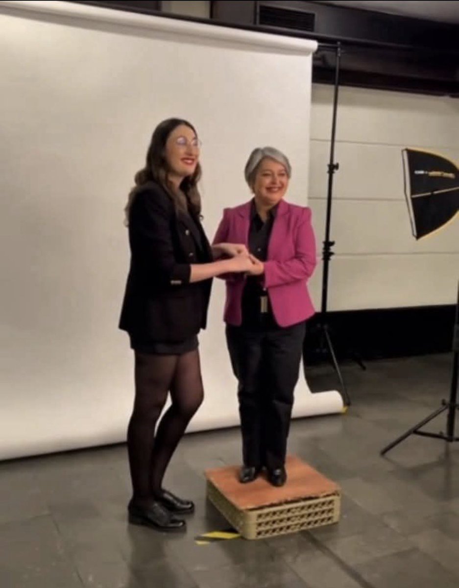 Una simula ser más alta y el otro simula ser mujer !!!
La izquierda miente !!!

Frei sierra bella Diego pardow caso sqm