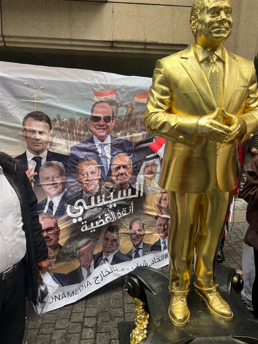 أصفر فاقع لونه
