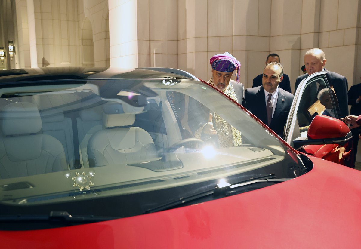 Cumhurbaşkanımız Sayın Recep Tayyip Erdoğan, Umman Sultanı Heysem bin Tarık bin Teymur El Said'e Türkiye'nin yerli elektrikli otomobili Togg'u hediye etti.