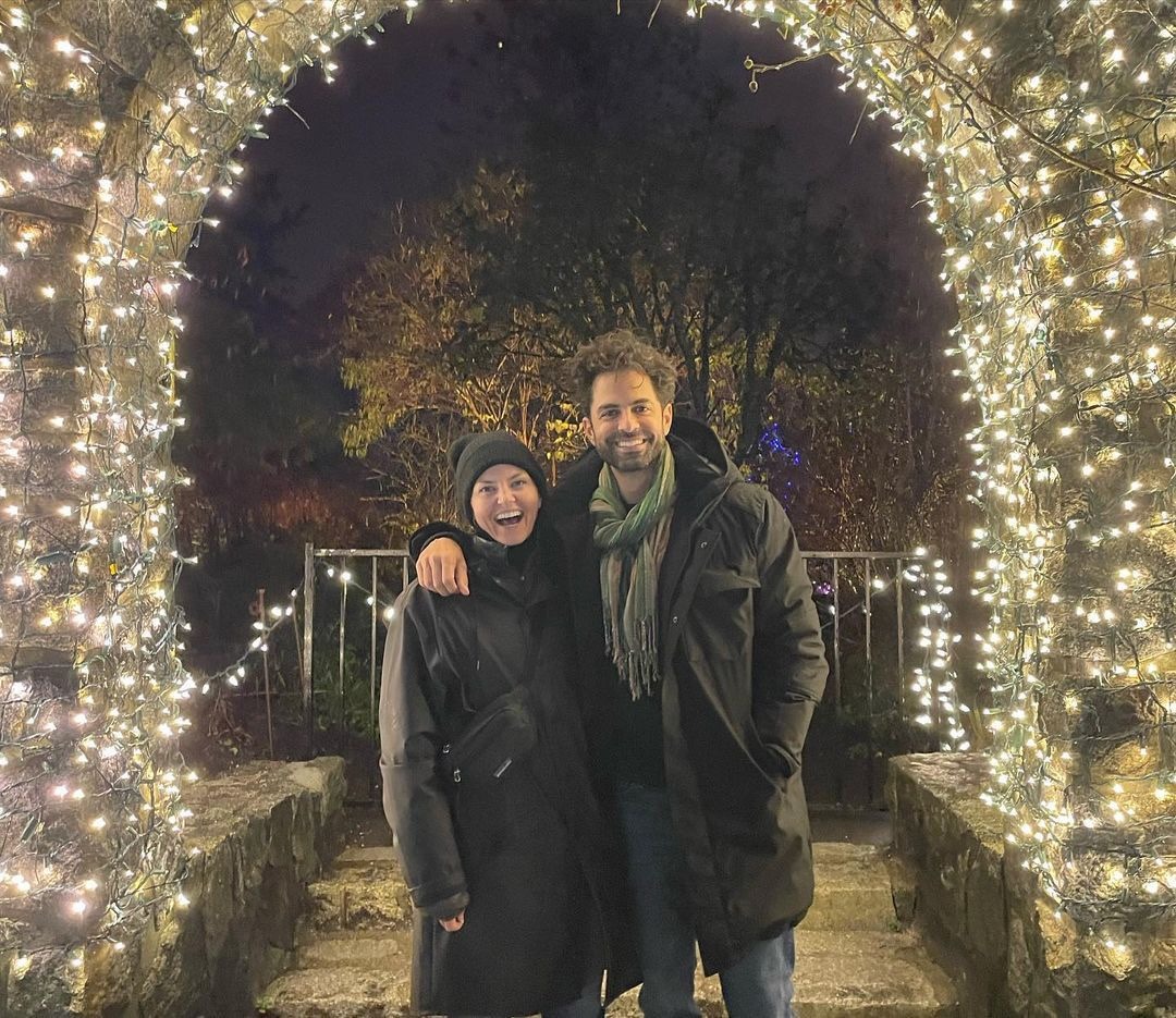 jmo_fan_'s tweet photo. ✨️ For the #NationalLEDLightDay we find @jenmorrisonlive with her husband @gerardocelasco & all the cast of "Devil in Ohio" Netflix series during the Festival of Lights at Van Dusen Botanical Garden at Vancouver, Canada, on November 28, 2021.
https://t.co/XfPOqA819O https://t.co/naSbeX2YrR