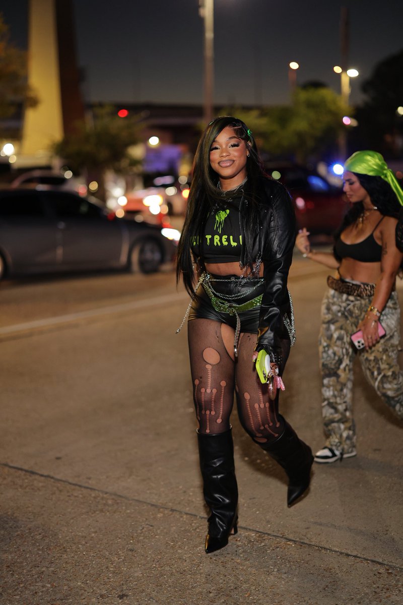 Tshirra_'s tweet photo. she so thick &amp; the tone of her skin .. #MASA https://t.co/boB4KIx0mx