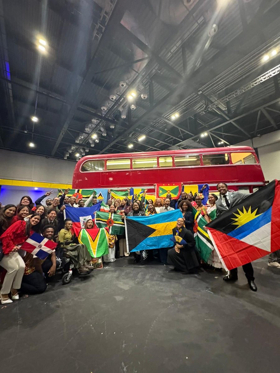 UKinCaribbean's tweet image. Caribbean #scholars brought the warmth of the region to London 🇬🇧 at the 2025 Chevening orientation. 
They:
✅ Repped their countries with pride 
✅ Networked with 1,400 peers 
✅ Snapped the iconic red bus pic 

Chosen from 102K+ applicants— they ARE #Chevening! 

#UKinCaribbean