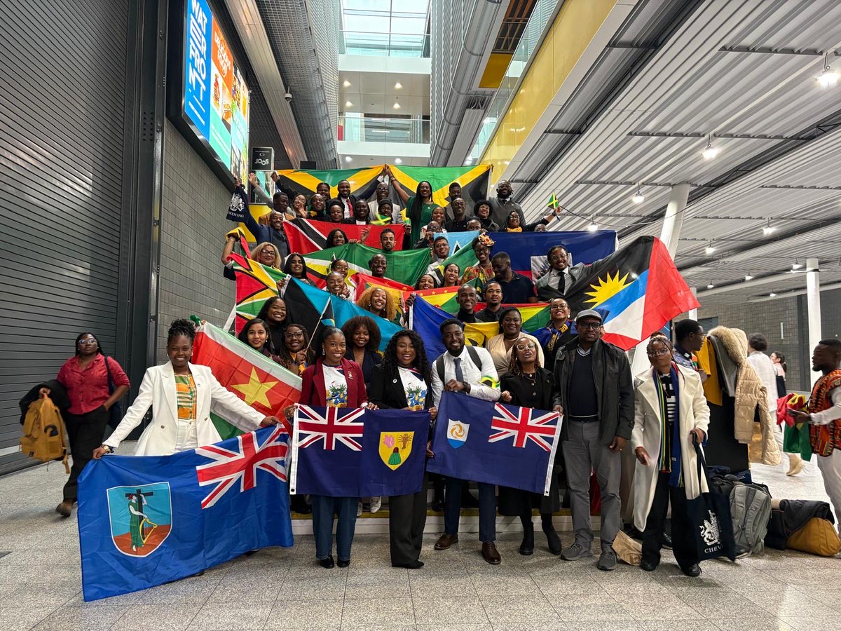 UKinCaribbean's tweet image. Caribbean #scholars brought the warmth of the region to London 🇬🇧 at the 2025 Chevening orientation. 
They:
✅ Repped their countries with pride 
✅ Networked with 1,400 peers 
✅ Snapped the iconic red bus pic 

Chosen from 102K+ applicants— they ARE #Chevening! 

#UKinCaribbean