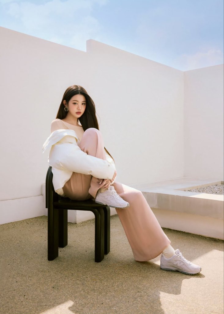 The sales revenue from the four different models of the Wonyoung same style sneakers launched by New Balance has already reached 13,975,900+RMB (approximately $1,961,111+USD).（Taobao data only）