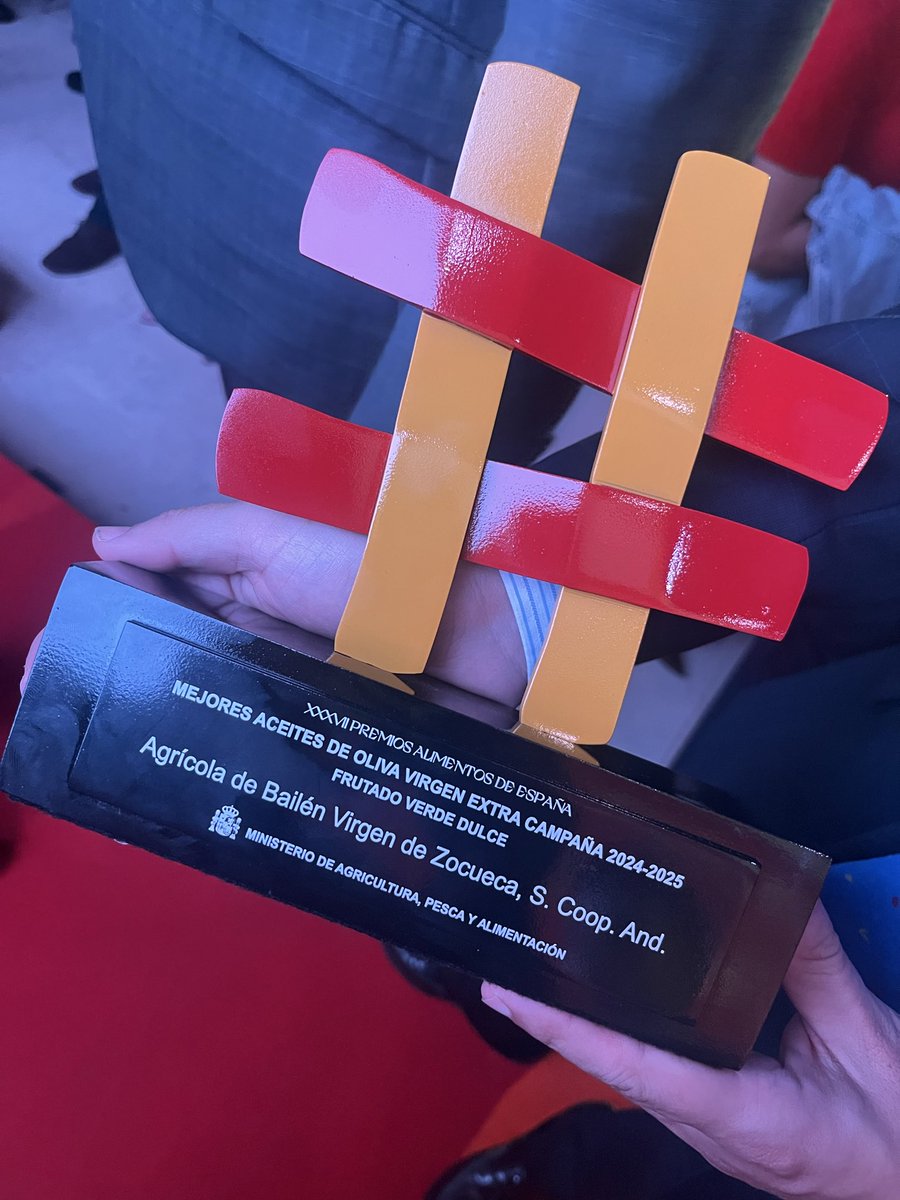 manuelfdezjaen's tweet photo. Orgullo. Enorme. El que hemos sentido con la excepcional gente de @picualia al acompañarles en la entrega del premio #AlimentosDeEspaña esta noche en el Teatro Real de Madrid. El gran premio del #AOVE organizado por @gobmapa viene un año más a nuestra provincia querida de #Jaén. https://t.co/uSL1klucsj