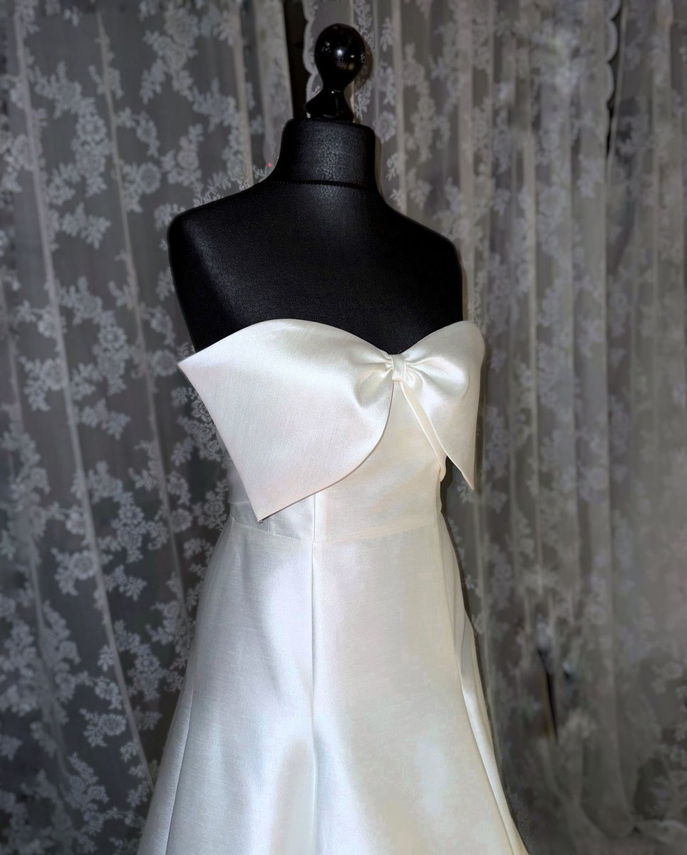 🎀 CHIC &amp; PLAYFUL 🎀
Talia’s statement bow bodice makes her an instant favourite for brides looking for a wedding dress in a timeless fabric with a little twist.
I’m obsessed xx


#weddingwednesday #straplessweddingdress  #BridalBoutique #WeddingDressShopping #2027wedding