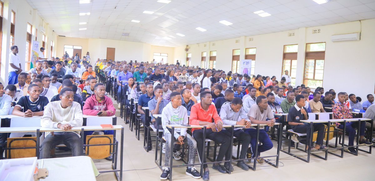 Karongi_College's tweet image. Mu gihe uku kwezi k&apos;Ukwakira kwahariwe kuzirikana ubumwe n&apos;ubudaheranwa bw&apos;abanyarwanda, uyu munsi, Abakozi n&apos;Abanyeshuri ba RP Karongi College bahawe ikiganiro ku bumwe n&apos;ubudaheranwa bw&apos;abanyarwanda, mu nsanganyamatsiko &quot;Twimakaze ubumwe n&apos;ubudaheranwa&quot;.

Bwana NGARAMBE…