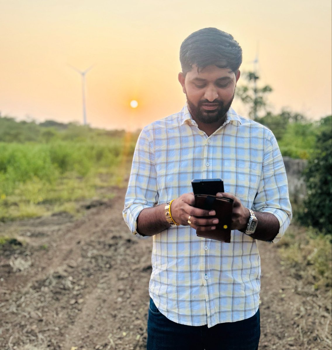 deep_bhanderi's tweet image. शहर की हलचल से दुर यहाँ मन को आराम है, 
घर तो अपना #गाँव मे ही है शहर मे तो बस मकान है...!! 🌅🌅

#villagevibes #newyear