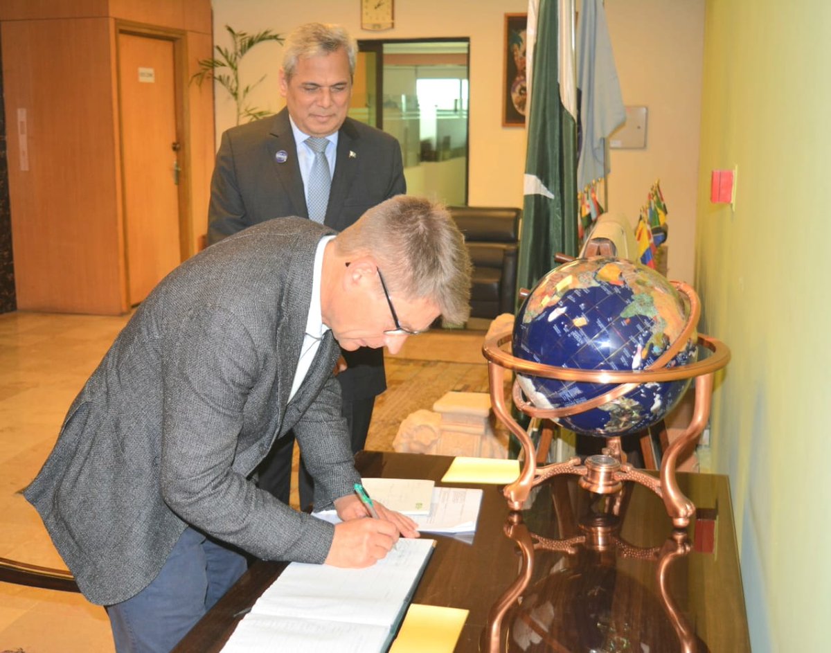 COMSATS_en's tweet image. Secy Gen/CEO @Welthungerhilfe, Mr @MathiasMogge, paid a goodwill visit to COMSATS Sec. today. In his meeting with ED COMSATS, Amb @ZakariaNafees, discussions focused on exploring synergies &amp;amp; advancing collab in FoodSecurity, climate-smart agriculture &amp;amp; tech-driven ClimateAction🌍
