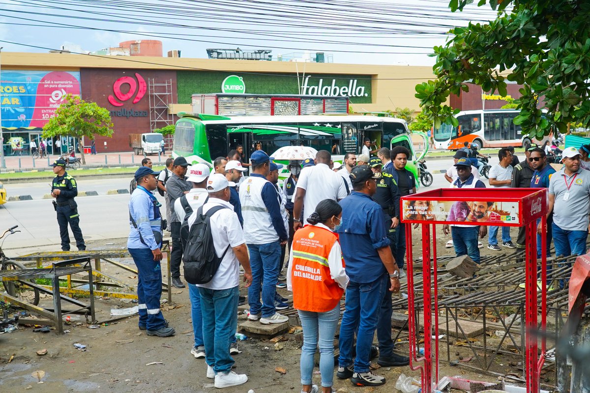 𝗗𝗲𝗹 𝗮𝗯𝗮𝗻𝗱𝗼𝗻𝗼 𝗮𝗹 𝗽𝗿𝗼𝗴𝗿𝗲𝘀𝗼 ¡𝗖𝗵𝗮𝗺𝗯𝗮𝗰ú 𝗔𝗩𝗔𝗡𝗭𝗔!

A esta hora, a través de la Inspección de Policía de la Comuna 2, la <a href="/AlcaldiaCTG/">Alcaldía de Cartagena</a> y nuestra <a href="/PoliciaCtagena/">Policía Metropolitana de Cartagena de Indias</a>, se realiza el operativo de desalojo de comercios ilegales que durante décadas han invadido