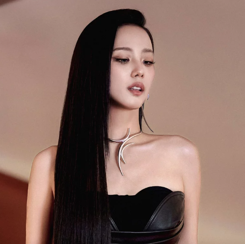 AboutMusicYT's tweet image. Jisoo confirms her new album will have more than four songs.