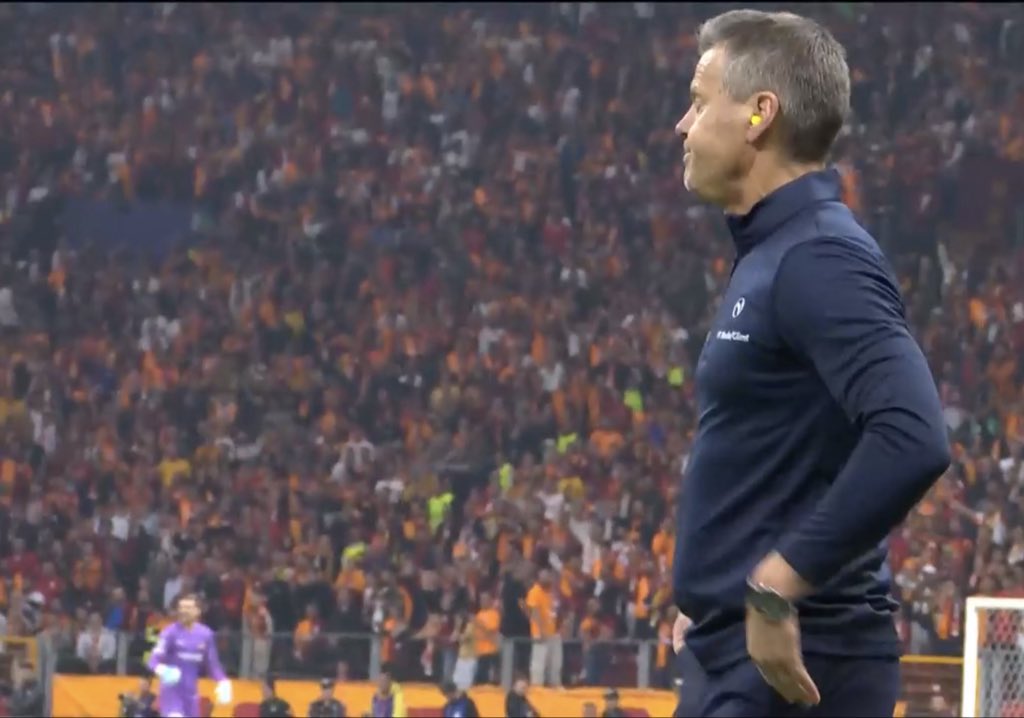 Türkiye’de kulak tıkacı takılan yerdir #alisamiyensporkompleksiramspark
♥️💛♥️💛