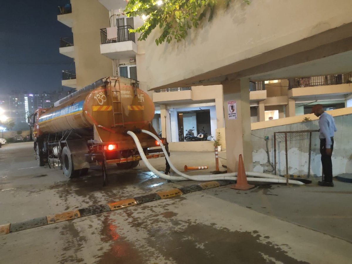 ग्रेटर नोएडा वेस्ट की  एग्जोटिका ड्रीम विले सोसायटी में पानी की किल्लत। पानी की सप्लाई कम आने के कारण बाहर से मंगवाने पड़ रहे  निजी टैंकर। 100 से अधिक टैंकर 11 दिन में आ चुके है।
<a href="/DreamvilleAOA/">Exotica Dreamville AOA</a> <a href="/NBTDilli/">NBT Dilli</a> <a href="/NavbharatTimes/">NBT Hindi News</a> <a href="/OfficialGNIDA/">Greater Noida Industrial Development Authority</a> <a href="/ChiefSecyUP/">S.P. Goyal, Chief Secretary, GoUP</a>