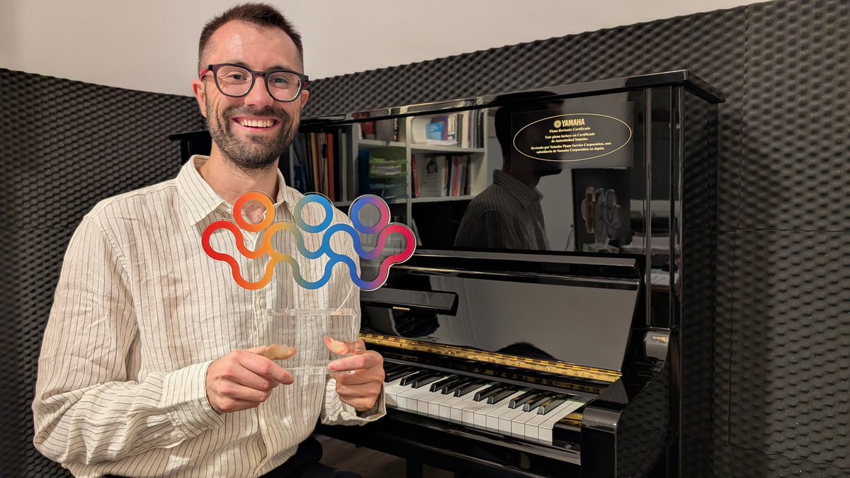 Hoy he recibido el premio a la mejor Tesis Doctoral otorgado por la Cátedra de Humanización de la Asistencia Sanitaria de <a href="/UniversidadVIU/">Universidad Internacional de Valencia - VIU</a>. Ha sido un placer exponer los beneficios de la audición de música en pacientes hematológicos. ¡Muchas gracias! <a href="/UAM_Madrid/">UAM Autónoma Madrid</a> <a href="/hematoclinicbcn/">Hematologia Hospital Clínic Barcelona</a>