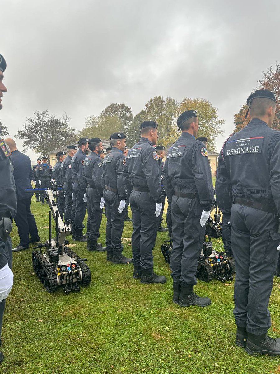 DG_SecCivile's tweet photo. Aujourd’hui, au centre de formation et de soutien du déminage de  Mort-Mare s’est tenue la première journée d’hommage en l’honneur des démineurs Morts pour la France.

Cette cérémonie a rassemblé  des démineurs venus de l’ensemble du territoire pour honorer la mémoire  de leurs camarades disparus et saluer l’engagement exemplaire de toutes  celles et ceux qui, chaque jour, œuvrent à la sécurité de nos  concitoyens et ce depuis 80 ans.

Si la mission première et l'activité majoritaire du service demeurent la collecte et la destruction des restes d'explosifs de guerre, le déminage a considérablement  évolué en intégrant la mission de lutte contre le terrorisme. Les démineurs interviennent quotidiennement (plus de 15 000 interventions par an en moyenne) et récoltent plusieurs centaines de tonnes d'obus,de bombes, de mines et de pièges de guerre par an (358 tonnes de munitions actives récoltées en 2024).

Un nouvel avenir se dessine, à travers la création, sur le site de Mort-Mare, d'une école nationale pour le déminage, dont la technicité et l’expertise ne sont plus plus à  démontrer.

Je tiens à nouveau à exprimer ma profonde reconnaissance à l’ensemble des démineurs de la Sécurité civile, dont le dévouement incarne au plus haut point les valeurs de la République.