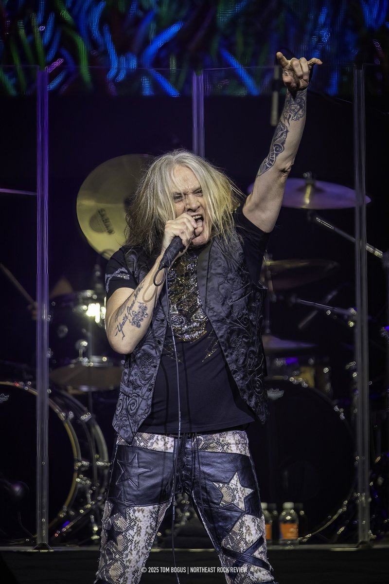NERockReview's tweet image. On October 17, 2025, Sebastian Bach, Slaughter, and Quiet Riot lit up Mohegan Sun Arena in Uncasville, Connecticut. 

See the full photo coverage and relive the concert highlights here: 👉
northeastrockreview.com/sebastian-bach…
