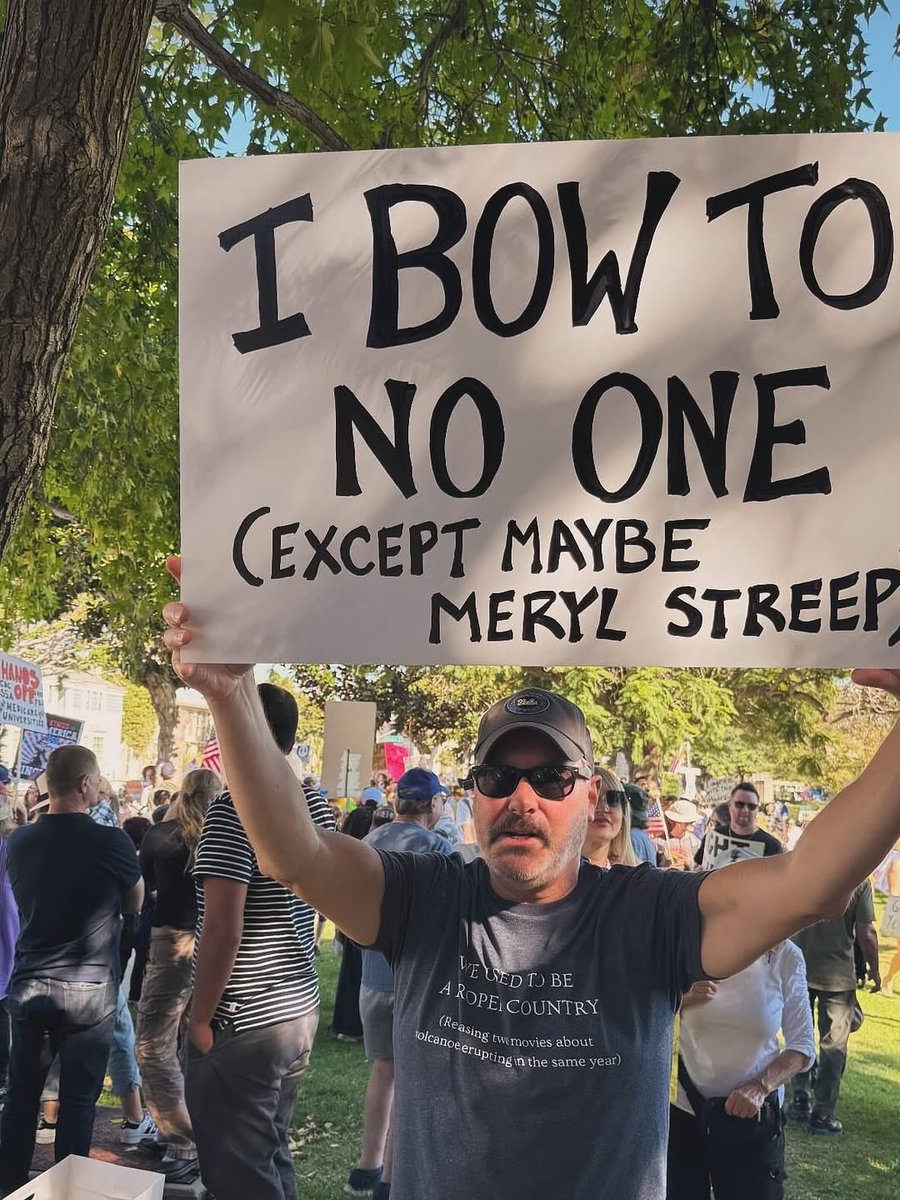 PortalSelenaBR's tweet image. Selena Gomez estava presente em um protesto anti-Trump na Califórnia.
Ela compartilhou um cartaz que encontrou no local “Eu não me curvo para ninguém (exceto talvez para a Meryl Streep”.