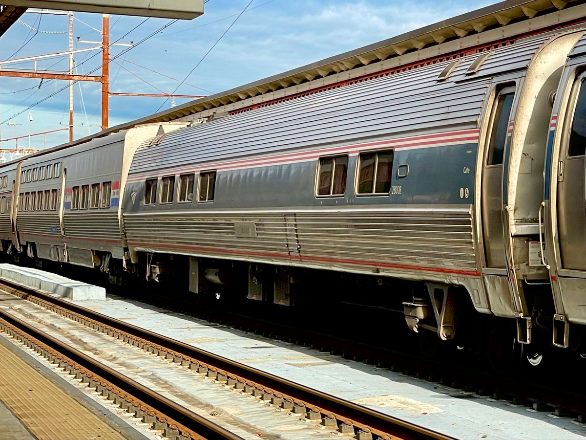 AndreasWiede's tweet photo. Seen last Saturday at #Wilmington, DE 🇺🇸: #Amtrak train #98, the Silver Meteor, makes a station stop under the morning sun on its way from #Miami to #NYC. The consist includes #Amfleet #Coach seaters and a Cafe Car as well as a #Viewliner #Diner, #Sleepers and a Baggage Car. https://t.co/7VAqVdTbUb