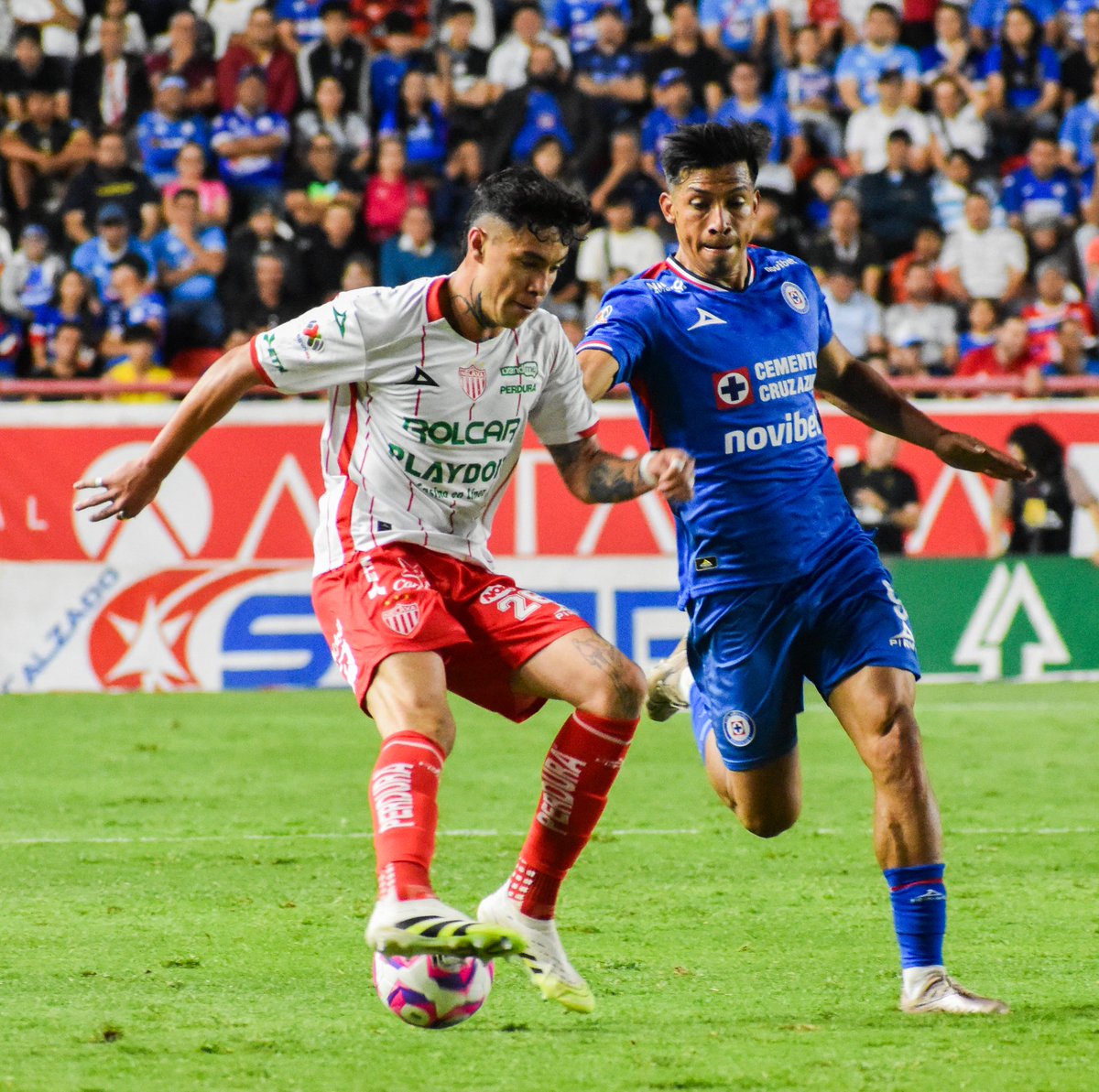 entrebalones_mx's tweet photo. multiplicarse. Necaxa tardó en reaccionar, pero los ajustes desde el banquillo empezaron a inclinar de nuevo el juego hacia un equilibrio. No obstante, al minuto 65, los visitantes lograron romper la paridad y ponerse al frente. https://t.co/NRaohsZ0BY