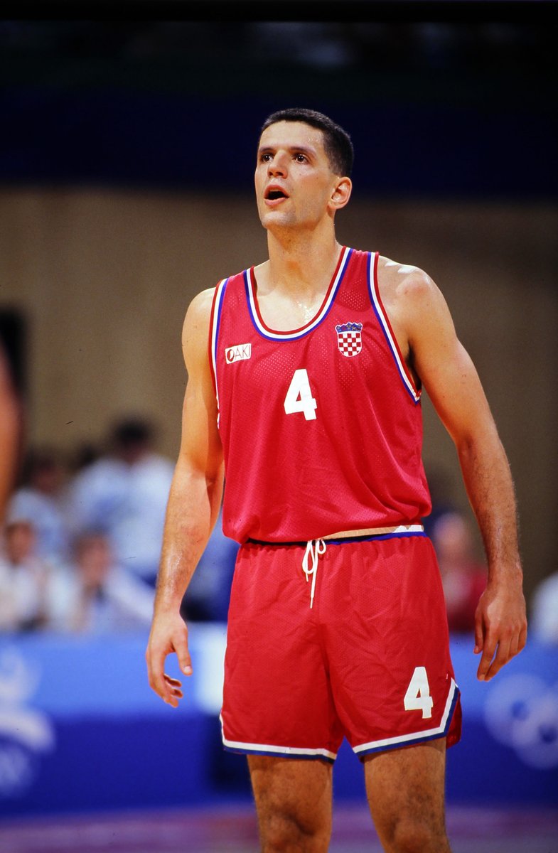 22 ottobre 1984. Il Cibona Zagabria vince un'importante partita di campionato. Petrovic segna 40 punti tirando col 45% dal campo. La squadra festeggia, lui non è soddisfatto della sua partita e della sua percentuale al tiro. Ma quello è anche il giorno del suo 20esimo compleanno