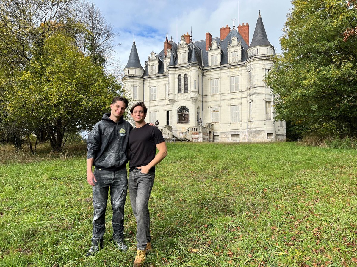 Adoubé par les villageois, un couple de Canadiens restaure un château abandonné dans l’Indre
➡️ l.leparisien.fr/dzFL