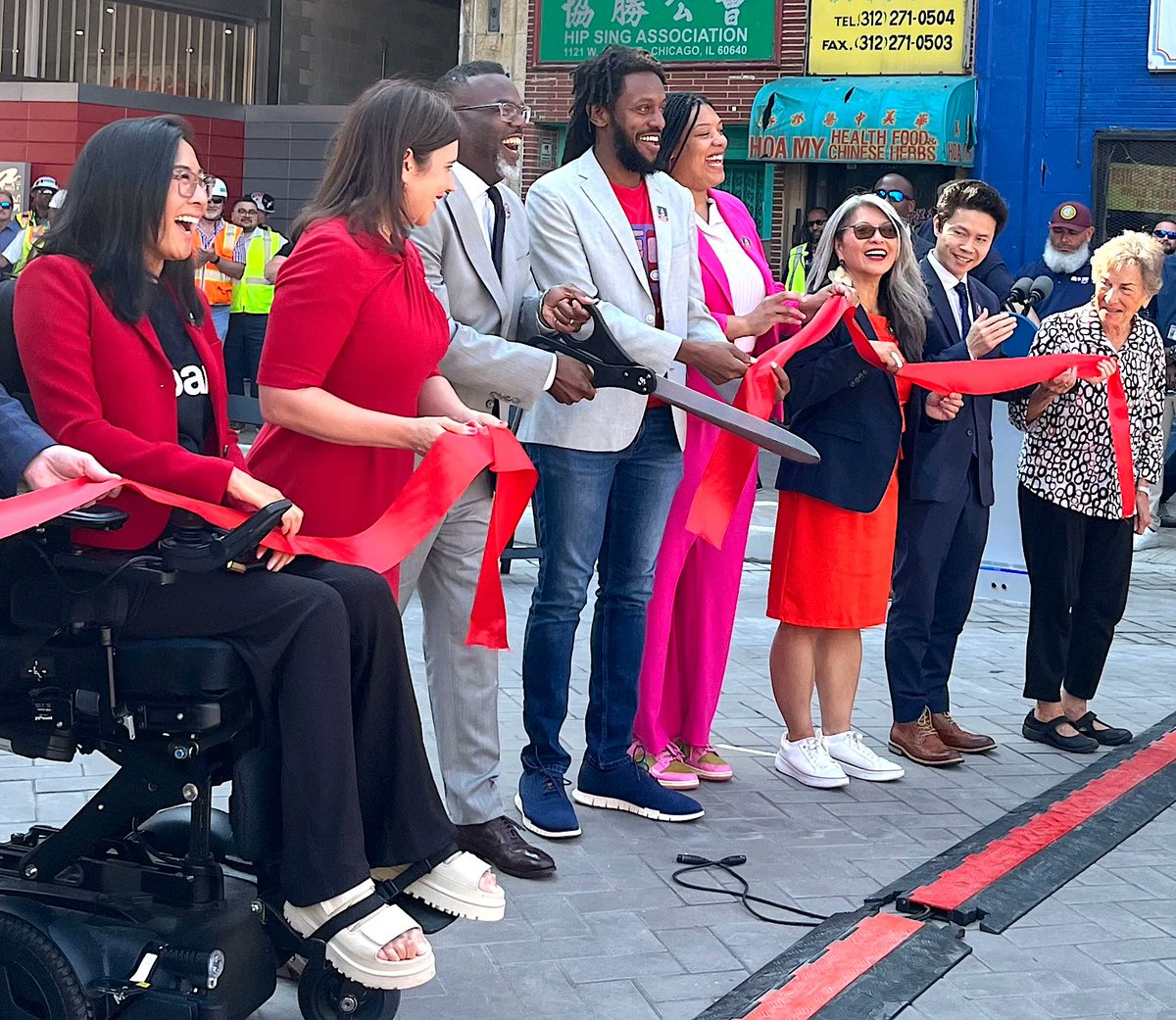 Be careful out there, transit advocates! ICE agents allegedly pulled a gun on State Rep. Hoan Huynh. chicago.suntimes.com/immigration/20… 

He's 2nd from right in this photo from Argyle station opening. Read our interview with him on averting the transit fiscal cliff. chi.streetsblog.org/2025/07/22/sen…