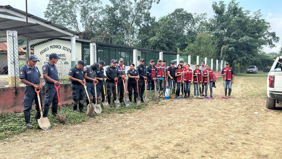 Luis_diazdeleon's tweet photo. En el Jardín de Niños “Benito Juárez”, en la comunidad de Vega Rica, en Tempoal, Veracruz, realizamos labores de limpieza y retiro de lodo junto con vecinas, vecinos y maestras, para dejar el plantel en condiciones seguras para las y los niños. 👧👦💪
Con el liderazgo de la Presidenta @Claudiashein y del Secretario @OHarfuch, la @SSPCMexico, a través de la Subsecretaría de Política Criminal, Vinculación y Protección Civil, trabaja en campo con @spf_sspc, @SEMAR_mx,  @SICT_Veracruz, @SICTmx, y Protección Civil del @GobiernoVer y del municipio, reafirmando que la solidaridad se demuestra con acciones. 🇲🇽🤝
#ProtecciónCivil #SSPC #SolidaridadEnAcción #Tempoal #Veracruz #UnidosPorLaComunidad #SeguridadConJusticia #PolíticaCriminalMX