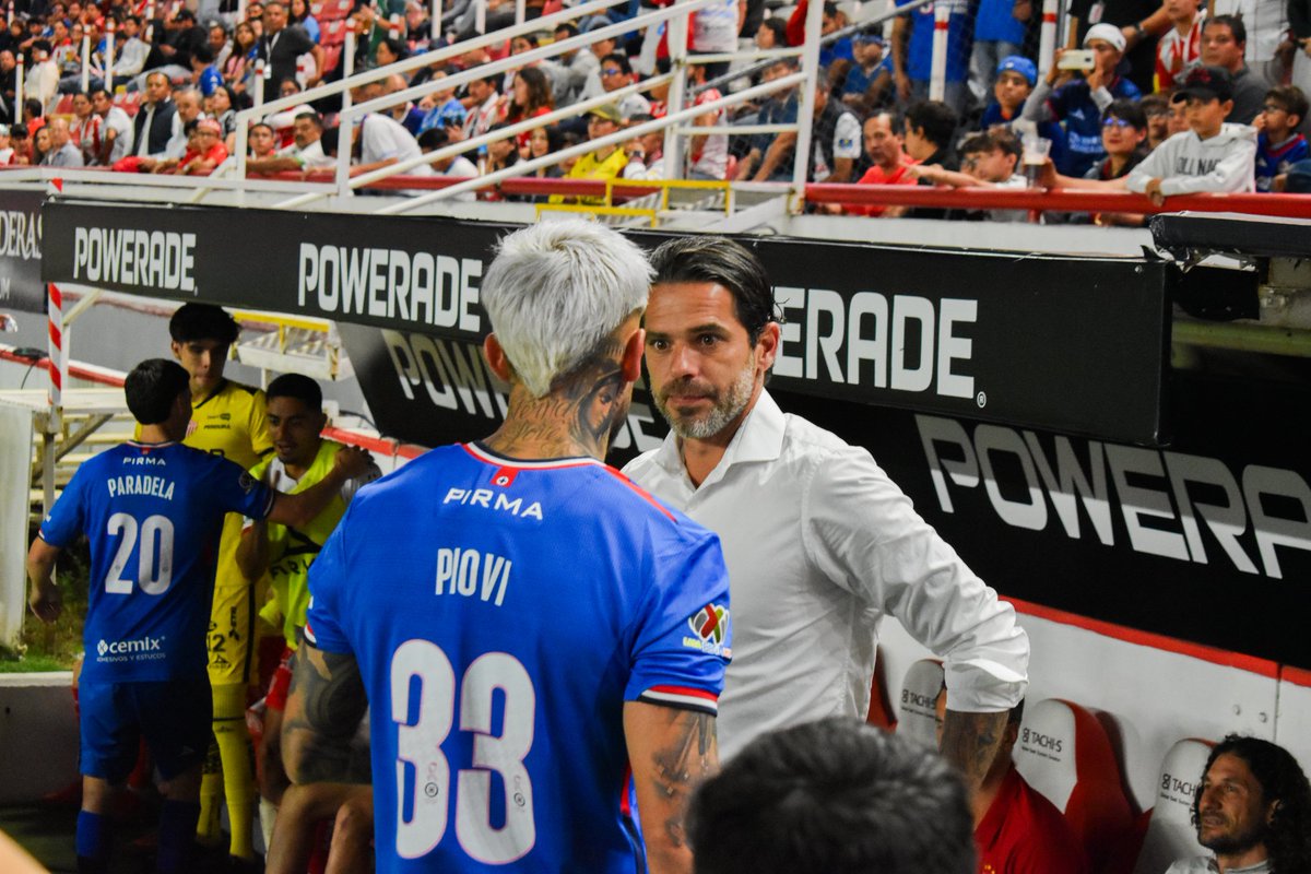 entrebalones_mx's tweet photo. Caras conocidas, resultados desconocidos. 

En el Estadio Victoria, Necaxa recibió a Cruz Azul en un duelo donde las expectativas fueron altas, pero el marcador terminó en tablas: 1-1. Fue un partido de mucha lucha y poca claridad, donde el esfuerzo colectivo pesó más https://t.co/MaBcOFG0Ft