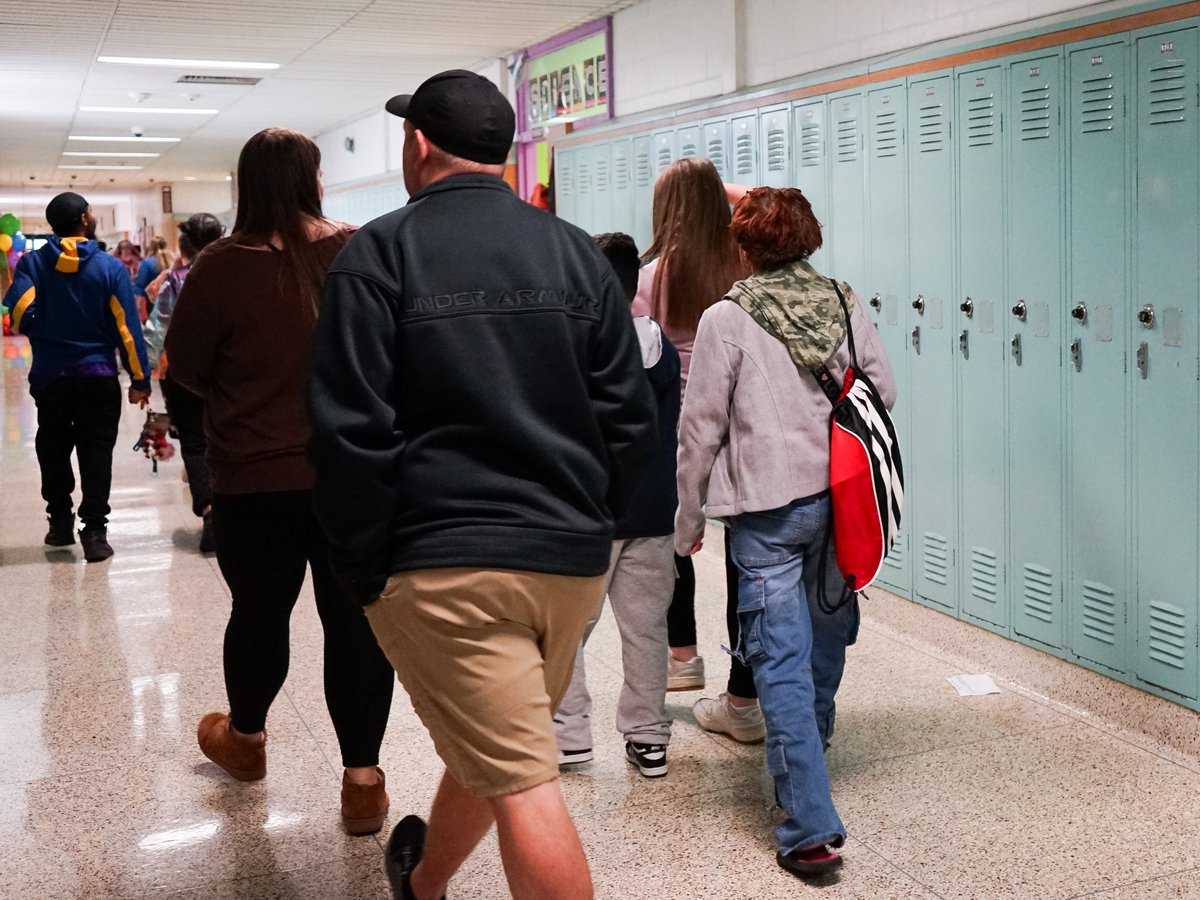 EFSDWarriors's tweet photo. We had an amazing turn-out for our first Bring Your Parent to School Day! More than 100 6th grade parents have joined us to learn more about what their students are learning. #warriorproud #EFMS https://t.co/SWYtcQZDVA