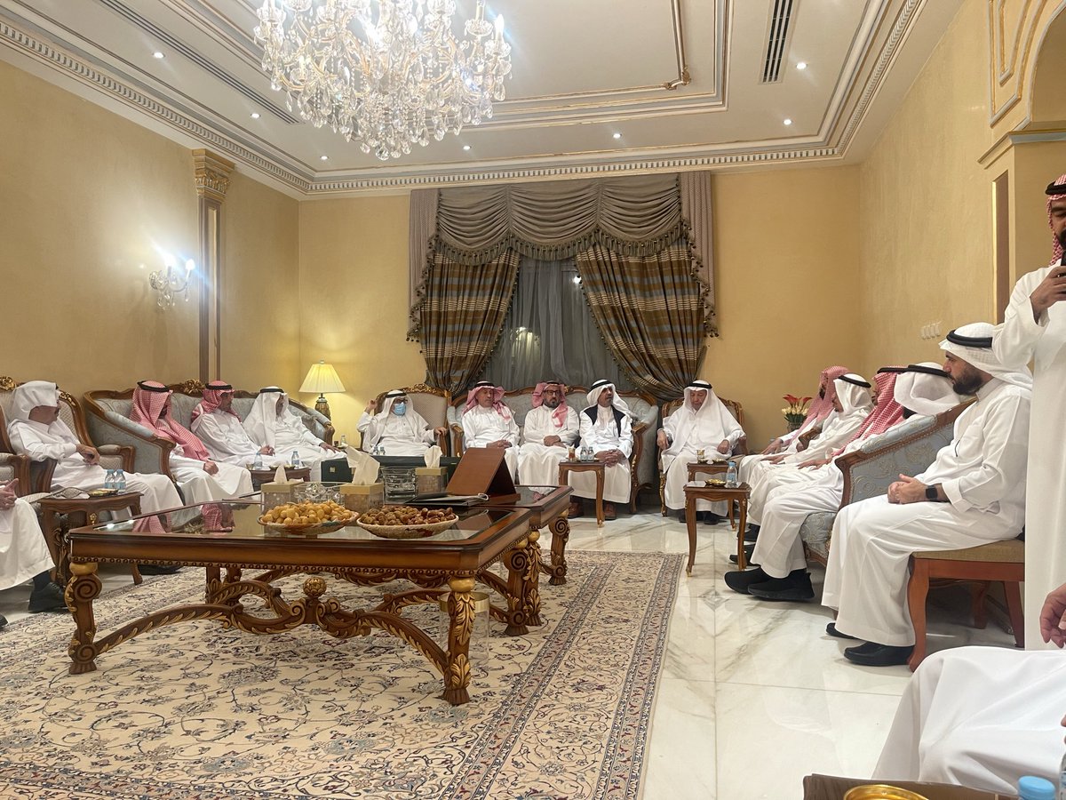 a_jassas's tweet photo. أسعد في هذه الليلة الجميلة بحضور تكريم الأستاذ علي الشدي لأستاذنا الدكتور سعد الراشد بحضور جمع كريم من أصدقائه ومحبيه. شكرا جزيلا للأستاذ علي وأبنائه الكرام على هذه المبادرة الجميلة ودعوته الكريمة. https://t.co/zXU1bdb5tr