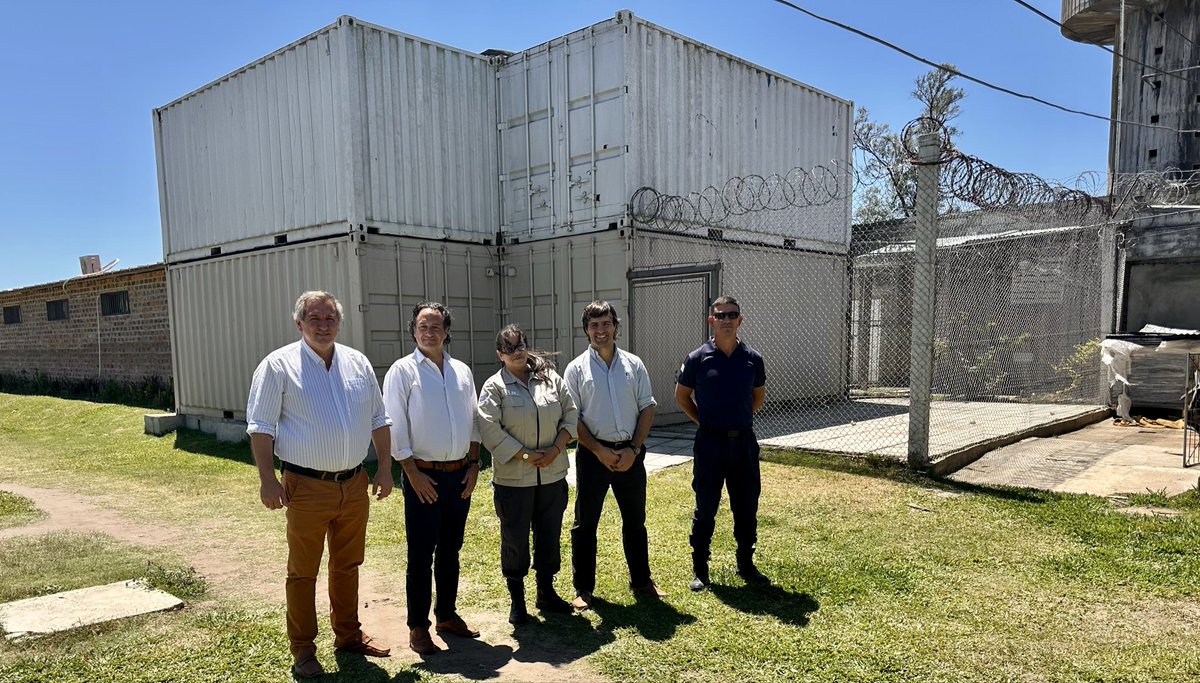 Ayer tuve el gran gusto de conocer a María de los Ángeles Machado, directora de la cárcel de Salto. Una centro penitenciario con grandes problemas de hacinamiento en los pabellones, pero con múltiples actividades funcionando a pleno, tanto educativas como laborales, en lugares